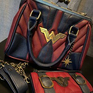 Wonder Woman Clutch and Wallet Set